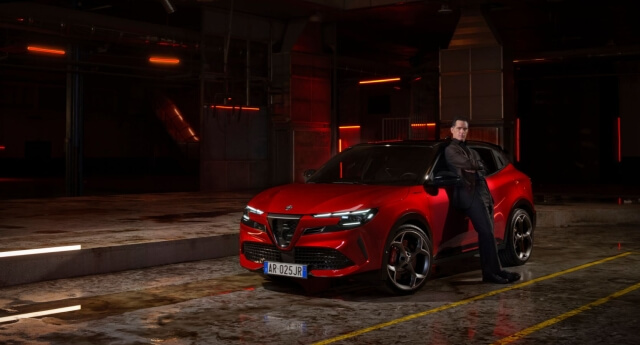 Neue Kampagne zum Alfa Romeo Junior: Netflix-Star Pedro Alonso kann nicht widerstehen