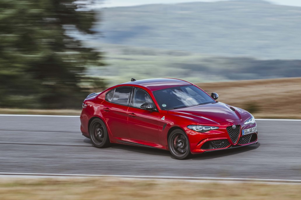 Rennsport-Feeling selbst erfahren bei der „Alfa Romeo Driving Experience“ und „Pista & Piloti“