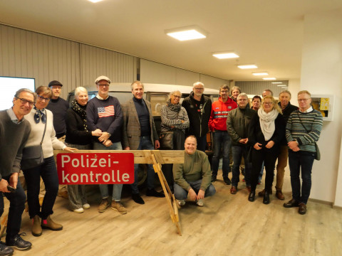 Regionaltreff Hannover Gruppenbild vor dem Blitzerbus